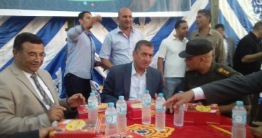 بالصور ..محافظ كفر الشيخ يشارك أهالى قرية "نويش" إفطارهم 