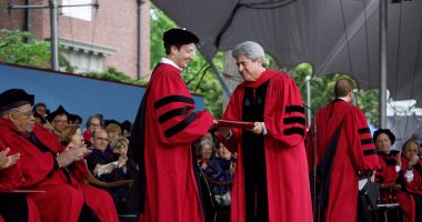 بالصور.. مارك زوكربيرج يحتفل بتخرجه ويشكر جامعة هارفارد 