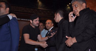 بالصور.. هشام عباس وعلاء عبد الخالق ونادر نور وأسامة منير فى عزاء شهاب حسنى