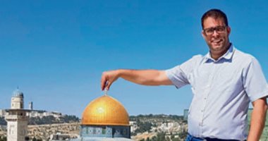 "يديعوت":  نائب "سيلفى ترامب" يلتقط صورة له ويده تشد قبة الصخرة من مكانها