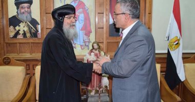 بالصور.. محافظ المنيا يعزى الأنبا مكاريوس فى شهداء الحادث الإرهابى
