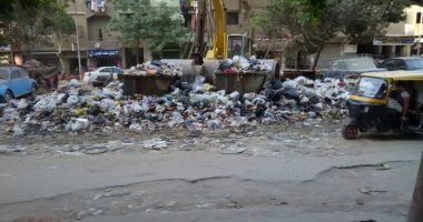 بالصور.. شارع الأربعين "جسر السويس" يغرق فى القمامة 