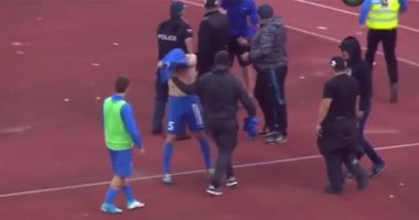 بالفيديو.. جمهور فريق بلغاري يجبر اللاعبين على خلع قمصانهم
