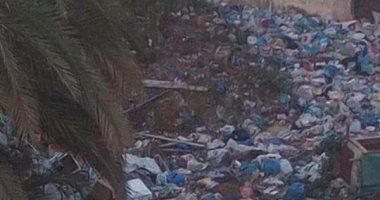بالصور.. مساكن السكة الحديد بالإسكندرية تتحول لمقلب قمامة ومرتعًا للبلطجية