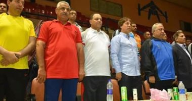 محافظ الشرقية يلعب الكرة مع الموظفين فى أولى مباريات دورى المديريات