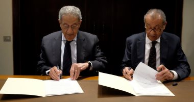  عمرو موسى يوقع عقد مذكراته السياسية مع دار الشروق