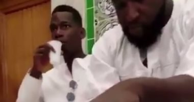 شاهد.. بوجبا يتناول وجبة الإفطار فى الحرم المكى