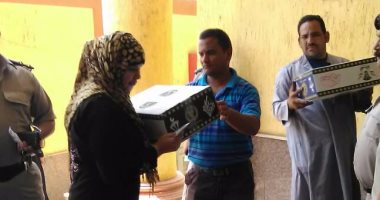 أمن بنى سويف توزع 1000 كرتونة سلع غذائية على السيدات الفقيرات بمركز ببا 