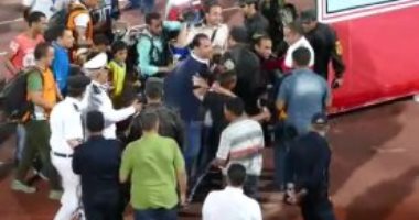 بالفيديو.. سيد عبد الحفيظ يوزع "تيشرت" الأهلى على الجماهير احتفالا بالدورى