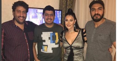 فى رابع أيام رمضان.. ننشر كواليس النجوم اثناء تصوير أعمالهم الدرامية.. غادة عبد الرازق مع فريق عمل "أرض جو".. نيللى كريم ترقص البالية بكواليس "لأعلى سعر".. ومحمد إمام فى إمبابة لاستكمال "لمعى القط"