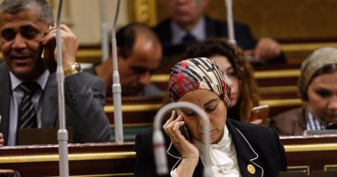 بالصور.. هواتف النواب تتصدر المشهد فى جلسة الحساب الختامى للموازنة العامة