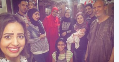 رنا سماحة تنشر صورة لها مع عائلتها: "يلا نرجع قعدة العيلة بتاعة زمان"
