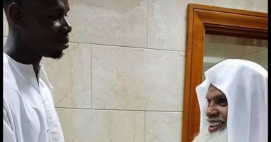 بوجبا لاعب مانشستر يونايتد يصافح الشيخ الحذيفي إمام المسجد النبوى 