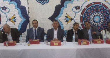 بالصور.. محافظ كفر الشيخ يشارك أهالى قرية كفر مجر إفطارهم