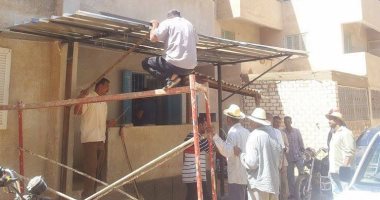 بالصور .. تركيب مظلات ومبردات أمام المصالح الخدمية فى ميادين الداخلة