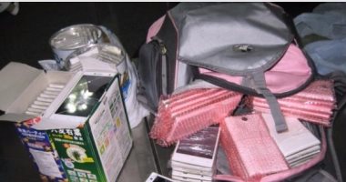 الشرطة الصينية تحبط محاولة تهريب هواتف "آيفون" مع أطفال بالزى المدرسى