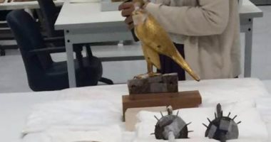 بالصور.. "الآثار" تنتهى من فض تغليف العجلة الحربية وسرير الملك توت عنخ آمون