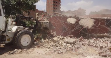 حى حلوان يزيل تعديات على أراضى الدولة بشارع الوالدة ومساكن الزلزال