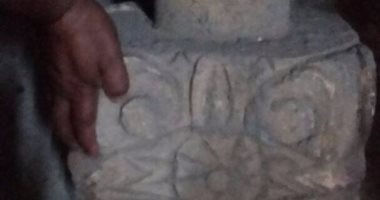 بالصور.. إمام مسجد بن طولون يعثر على كتلة حجرية يشتبه فى أثريتها