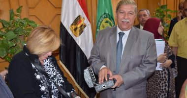 قبطية تهدى محافظ الإسماعيلية مصحفا لجهوده مع أقباط شمال سيناء بالمحافظة