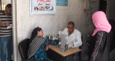 الكشف على 1494 حالة بقافلة علاجية بالمنيا 