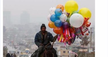 حكاية صورة..  عندما تحدى بائع البلالين الموت فى أفغانستان