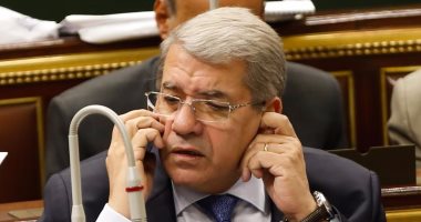  وزير المالية يتحدث في هاتفه بالتزامن مع مناقشة الموازنة بالجلسة العامة