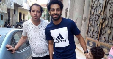 شاهد.. محمد صلاح يتحول لمشجع تنس طاولة بمسقط رأسه
