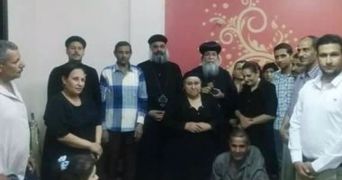 أسقف المنيا يزور أسر شهد حادث دير الأنبا صموائيل 