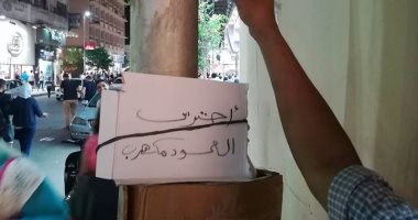 مواطن يرصد عمود إنارة به ماس كهربائى فى شارع طلعت حرب بوسط البلد