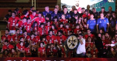 بالصور.. لاعبو الأهلي يحتفلون بدرع الدورى مع أبنائهم