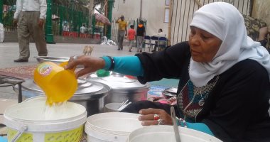 أم بدوى خير الغلابة للغلابة.. 40 سنة بتأكل "ضيوف بيت ربنا" فى ساحة الحسين.. مائدة أم "بدوى" مفتوحة للغلابة طول رمضان.. "لقمة على أد ما قسم والجودة بالموجودة" ثقافتها فى إطعام زوار المساجد والموالد