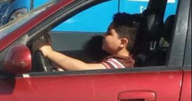 فى غياب الرقابة المرورية.. طفل يقود سيارة ملاكى أمام محطة مترو كوبرى القبة