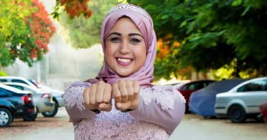 السعادة قرار .. بالصور أصالة لبست فستان خطوبة واتصورت بيه "من غير عريس"