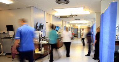 عمدة لندن: كل 30 ثانية ينقل شخص مصاب بكورونا إلى المستشفيات ببريطانيا