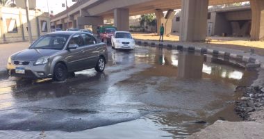 كسر ماسورة مياه بشارع جامعة الدول العربية ومحافظة الجيزة تدفع بفرق صيانة