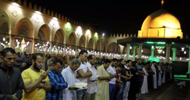 بالصور.. "رويترز" تبرز صلاة التراويح بمسجد عمرو بن العاص