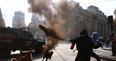 بالصور.. مواجهات عنيفة بين الشرطة وطلاب معارضين لمنظومة التعليم فى تشيلى