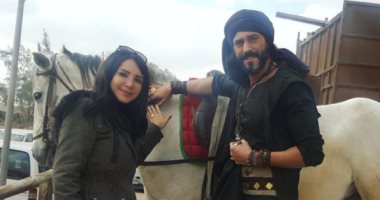 إنجى علاء مع يوسف الشريف فى كواليس تصوير مسلسل "كفر دلهاب"