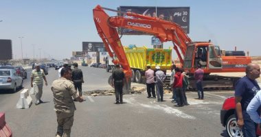 بالصور.. مرور القاهرة تبدأ إصلاح هبوط أرضى بمحور المشير طنطاوى