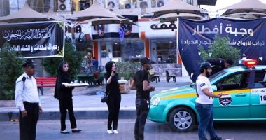 الدور الحقيقى للجمال.. بالصور ملكة جمال العراق توزع الإفطار فى الشارع