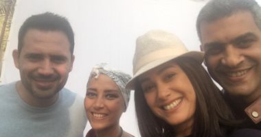 هند صبرى تنشر صورة مع فتاة متعافية من السرطان تشاركها مسلسل "حلاوة الدنيا"