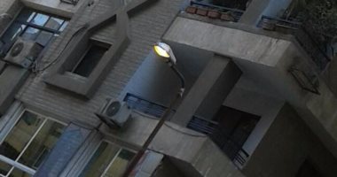 قارئة ترصد أعمدة إنارة مضاءة نهارًا بشارع أسماء فهمى فى مصر الجديدة