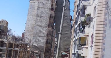 بدء العمل فى هدم العقار المائل بالإسكندرية لليوم الثانى على التوالى