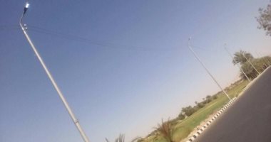 إضاءة أعمدة الكهرباء نهارا فى شارع كوبرى البغدادى بالأقصر رغم دعوات الترشيد