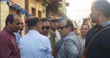 قائد المنطقة الشمالية ومحافظ الإسكندرية يتفقدان موقع عمارة الأزاريطة المائلة