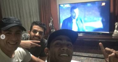 بالصور.. أحمد السقا ومحمد رمضان يشاهدان مسلسل الحصان الأسود بعد السحور 