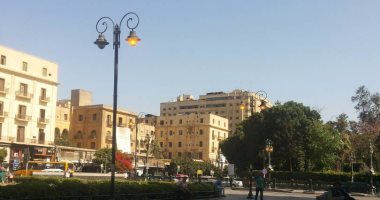 قارئ يشكو إضاءة أعمدة الإنارة نهاراً فى العتبة 