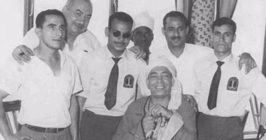 قصة صورة.. إسماعيل ياسين مع طاقم "برج القاهرة" عند افتتاحه