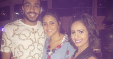 رنا سماحة تنشر صورتها مع كهربا وخطيبته شدوى.. وتعلق: "العرسان الحلوين"